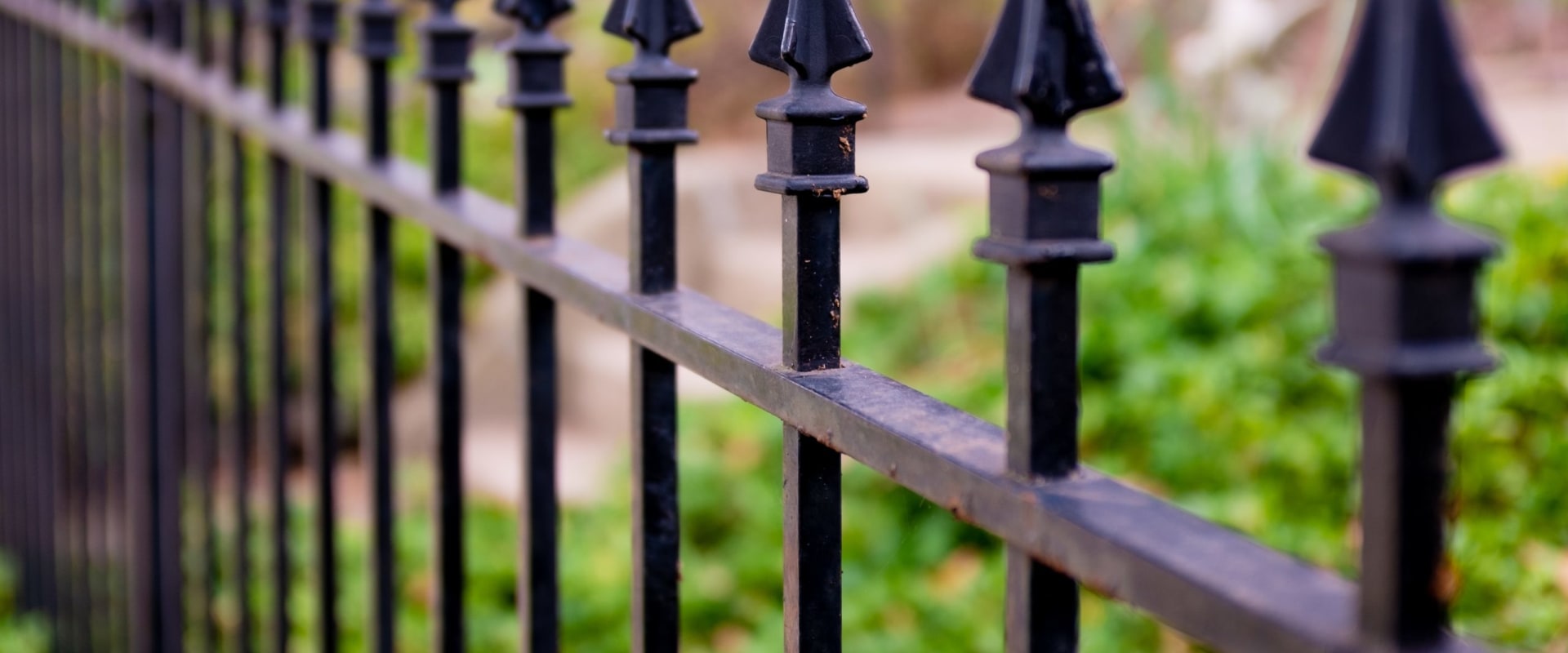 What is the best fence to keep burglars out?